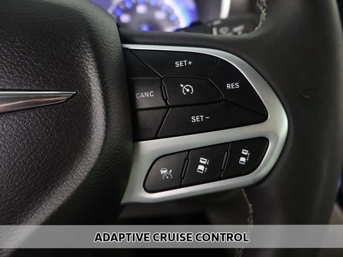 Used 2024 Chrysler Pacifica Touring-L image 3