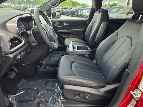 New 2026 Chrysler Pacifica Select image 3