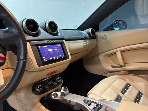 Used 2013 Ferrari California image 20