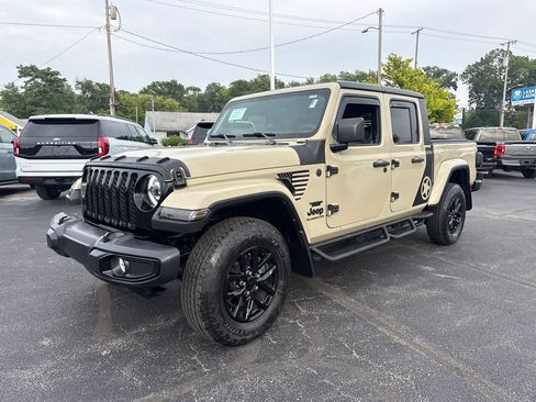 Used 2022 Jeep Gladiator Sport AWD/4WD image 2
