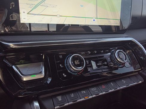 Used 2025 GMC Sierra 2500 Denali w/ Technology Package image 18