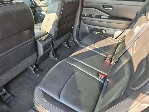 Used 2025 Nissan Pathfinder SL AWD/4WD image 28
