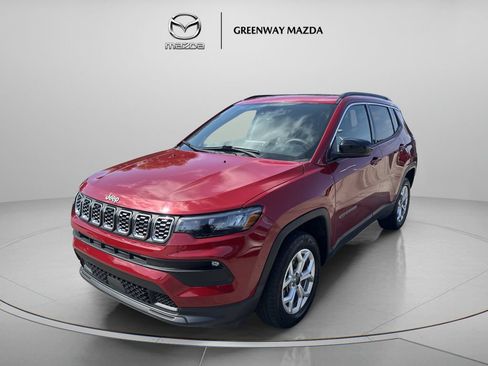 Used 2025 Jeep Compass Latitude w/ Sun & Sound Group AWD/4WD image 3