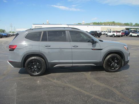 Used 2025 Volkswagen Atlas Peak Edition SE image 3