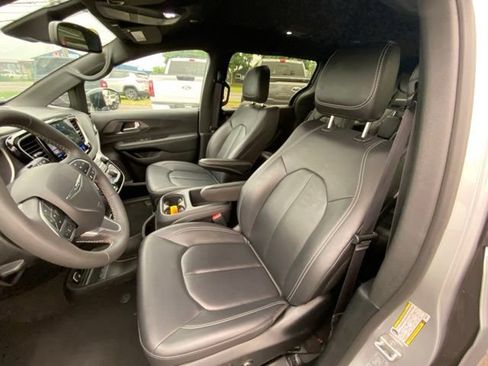 Used 2026 Chrysler Pacifica Select FWD image 12