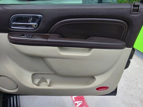 Used 2010 Cadillac Escalade ESV Platinum RWD image 25