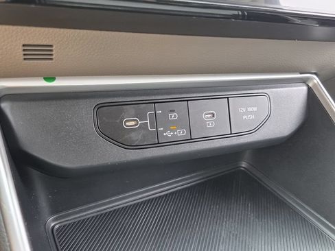 Used 2025 Kia Carnival FWD image 22