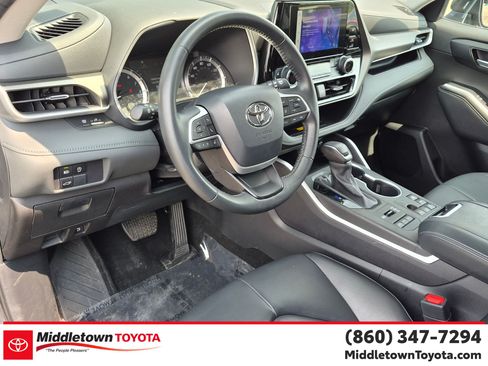 Certified 2024 Toyota Highlander XLE AWD/4WD image 16