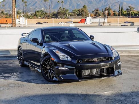 Used 2024 Nissan GT-R Premium w/ Premium Interior Package image 1