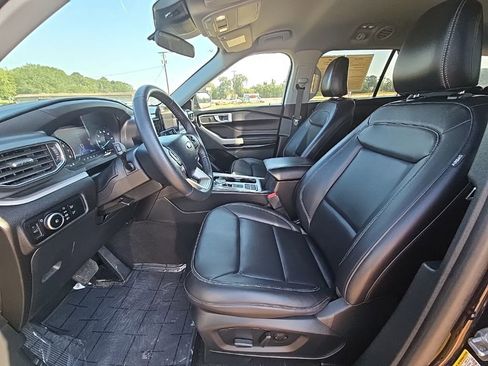 Used 2024 Ford Explorer XLT w/ Equipment Group 202A image 10