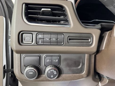 Used 2023 Chevrolet Suburban LT image 16