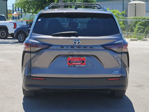 Used 2023 Toyota Sienna XLE FWD image 4