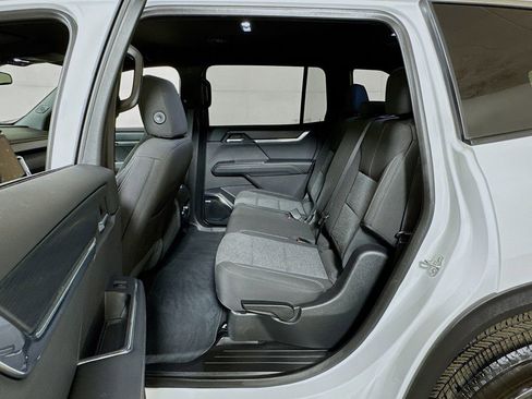 Certified 2025 GMC Acadia Elevation FWD image 23