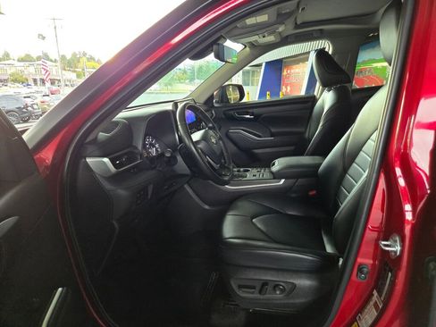 Used 2024 Toyota Highlander XLE image 12