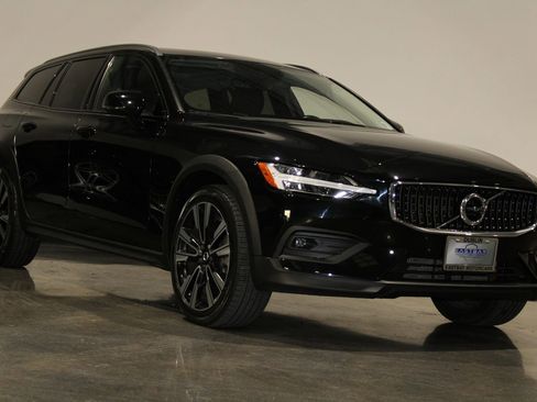 Used 2021 Volvo V60 T5 Cross Country w/ Climate Package image 3