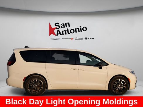 New 2026 Chrysler Pacifica Select image 9