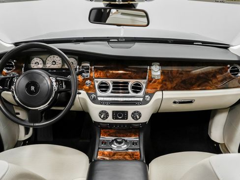 Used 2010 Rolls-Royce Ghost image 12