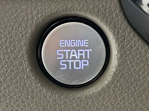 Used 2025 Kia Carnival image 24