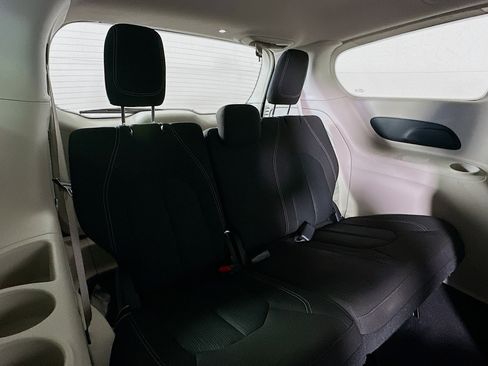 Used 2023 Chrysler Voyager LX image 25