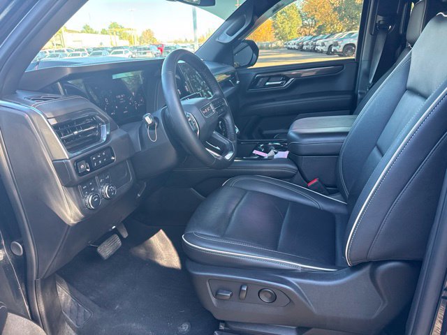 Used 2025 GMC Yukon Elevation w/ LPO, Elevation Black Package AWD/4WD image 16