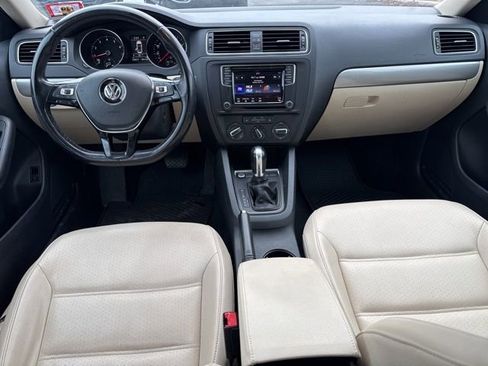 Used 2017 Volkswagen Jetta SE image 4