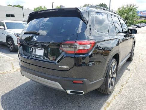 Used 2025 Honda Pilot Touring image 4