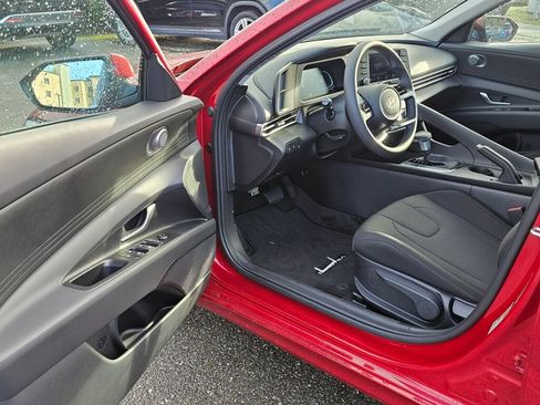 Used 2025 Hyundai Elantra SE image 17