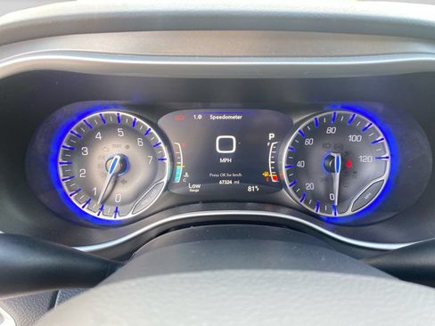 Used 2024 Chrysler Pacifica Touring-L FWD image 22