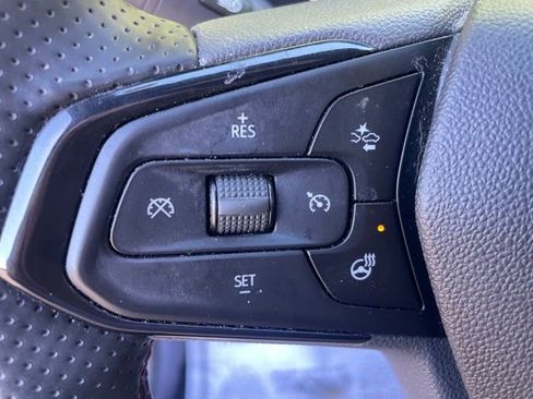 Used 2025 Chevrolet Trax RS FWD image 16