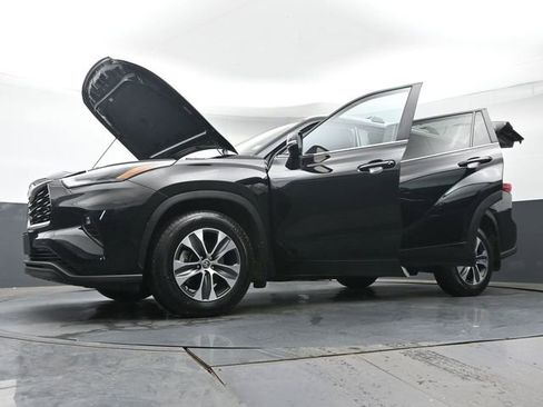 Used 2023 Toyota Highlander XLE AWD/4WD image 44