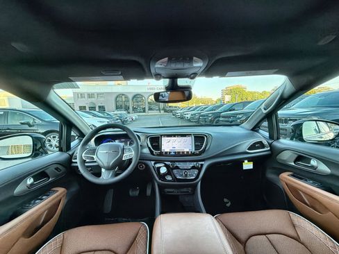 New 2026 Chrysler Pacifica Pinnacle image 23