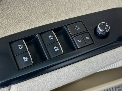 Used 2020 Toyota Camry XLE w/ Carpet Mat Package FWD image 15