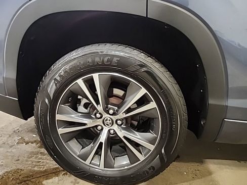Used 2017 Toyota Highlander LE FWD image 36