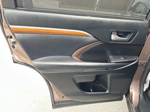 Used 2018 Toyota Highlander Limited FWD image 27