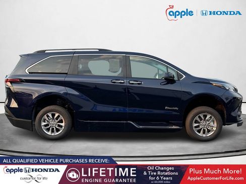 Used 2026 Toyota Sienna XLE FWD image 2