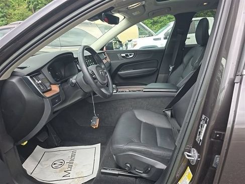 Used 2023 Volvo XC60 B5 Plus FWD image 3