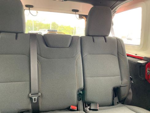 Used 2025 Jeep Wrangler Sahara image 36