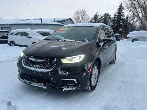 Used 2024 Chrysler Pacifica Touring-L image 9