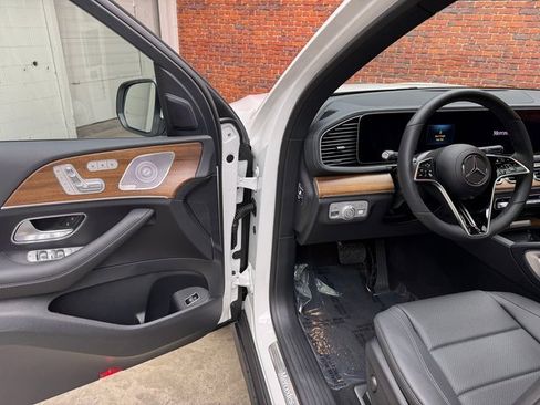 New 2025 Mercedes-Benz GLS 450 4MATIC image 9