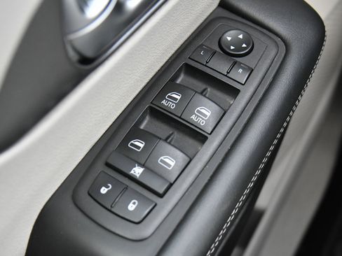 Used 2023 Chrysler Pacifica Touring-L FWD image 35