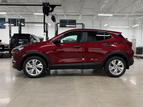 Used 2024 Buick Encore GX Preferred w/ Comfort Package FWD image 2