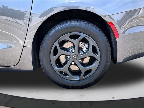 Used 2023 Chrysler Pacifica Limited w/ S Appearance Package FWD image 36