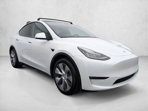 Used 2022 Tesla Model Y Long Range image 3