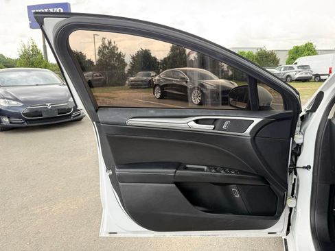 Used 2019 Ford Fusion SE FWD image 11