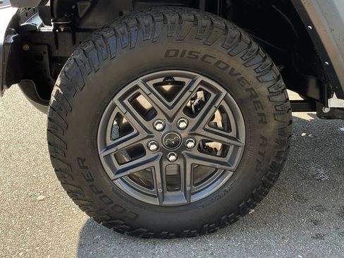Used 2025 Jeep Gladiator Sport AWD/4WD image 30