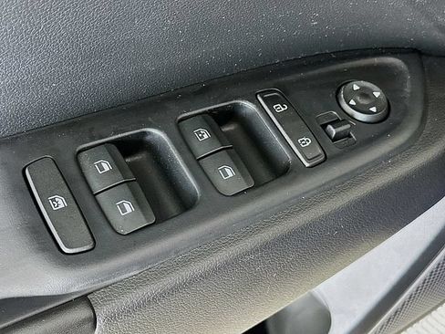 Used 2023 Hyundai Venue Limited FWD image 19