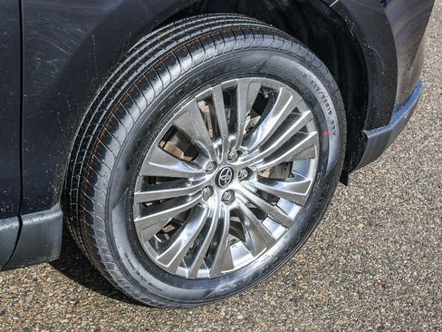 Used 2021 Toyota Venza Limited w/ Advanced Technology Package image 14