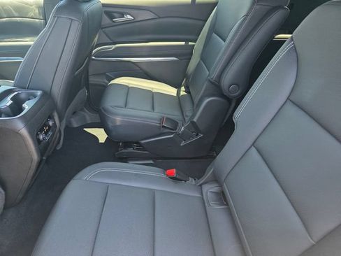 Used 2025 Chevrolet Traverse LT FWD image 11