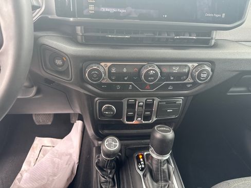 Used 2025 Jeep Gladiator Sport image 28