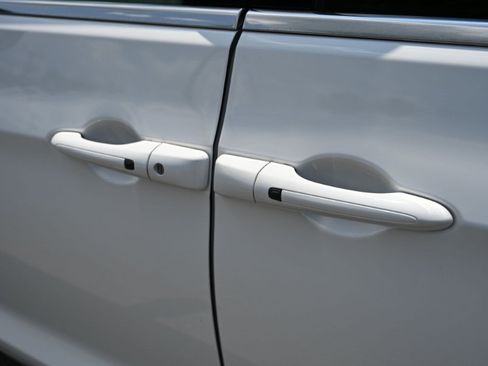 Used 2024 Chrysler Pacifica Touring-L FWD image 10